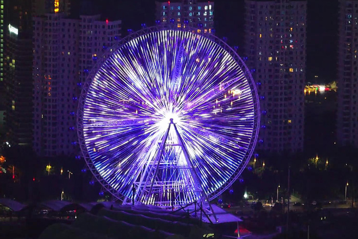 ���ֳ�Ħ���ֵ���˸��