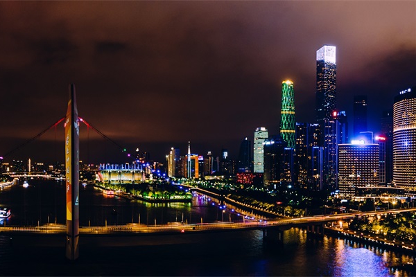 ����˸������